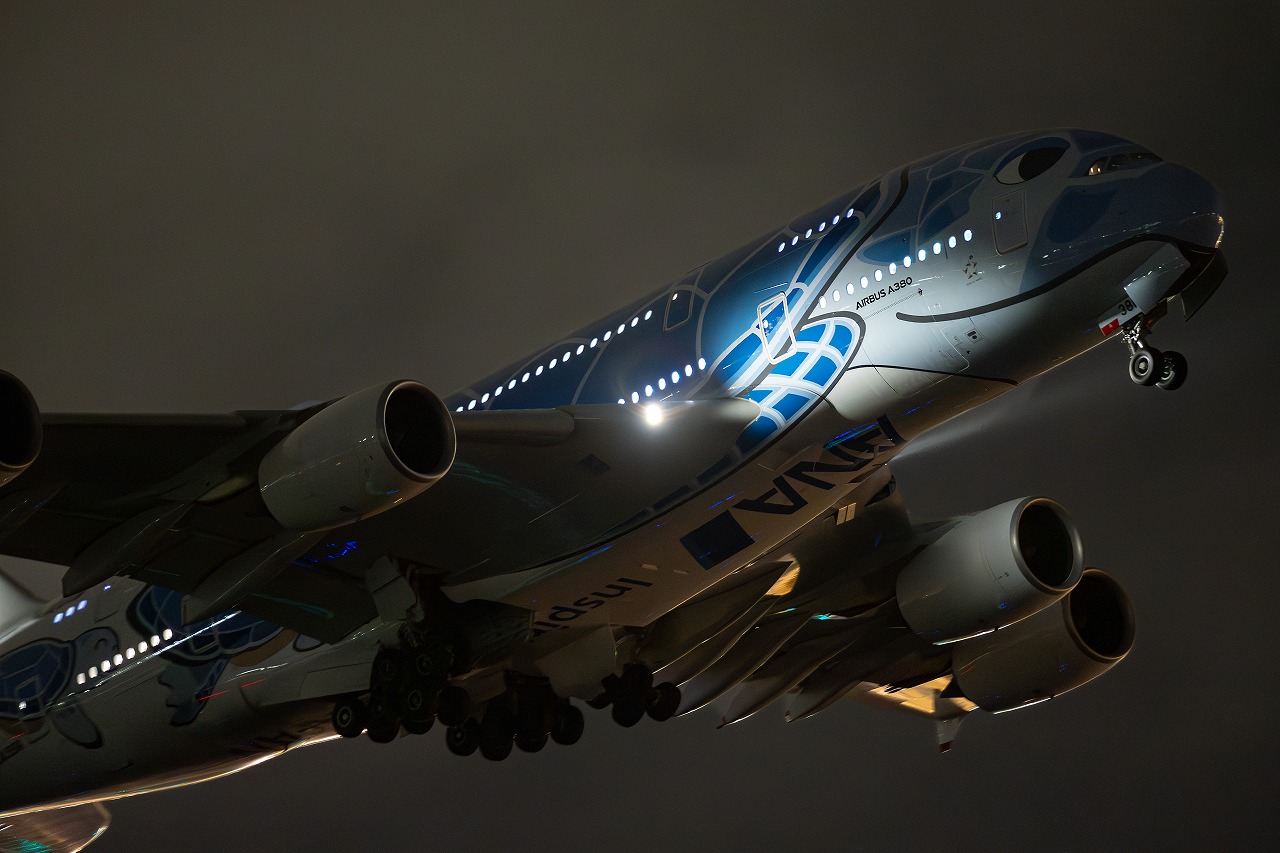 【慶應義塾大学カメラクラブ×アールイーカメラ】  EF 400mm F2.8 L IS USM III で映し出す夜の飛行機写真の魅力 / 土井 薫平